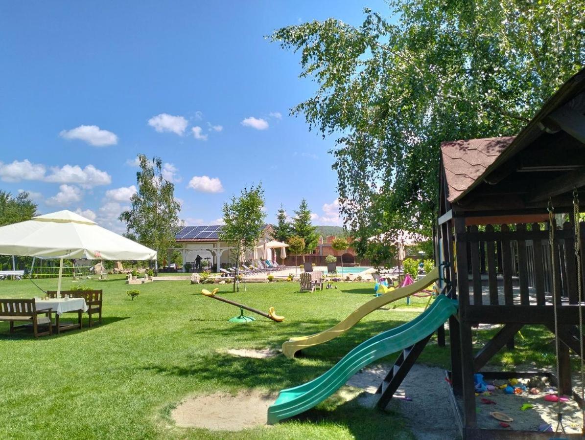 Natura Family Resort Avrig Luaran gambar